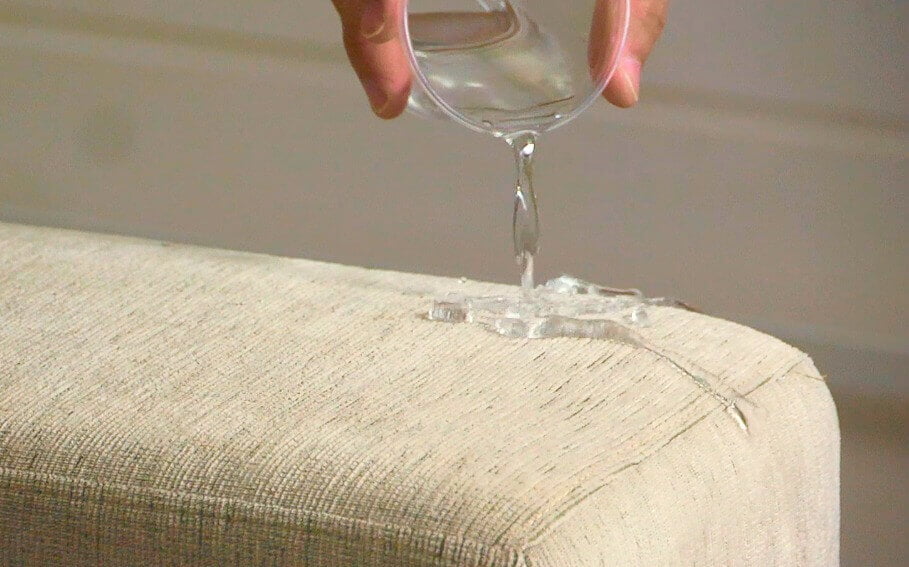 Limpeza de sofa da MT Clean - Água caindo no sofá impermeabilizado e protegido