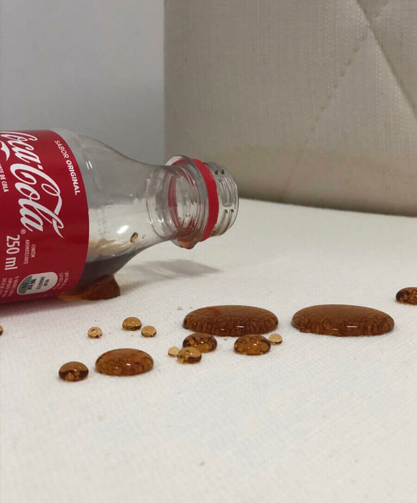 Coca cola derramada no sofá, a proteção atuante do impermeabilizante não deixando penetrar no tecido. 