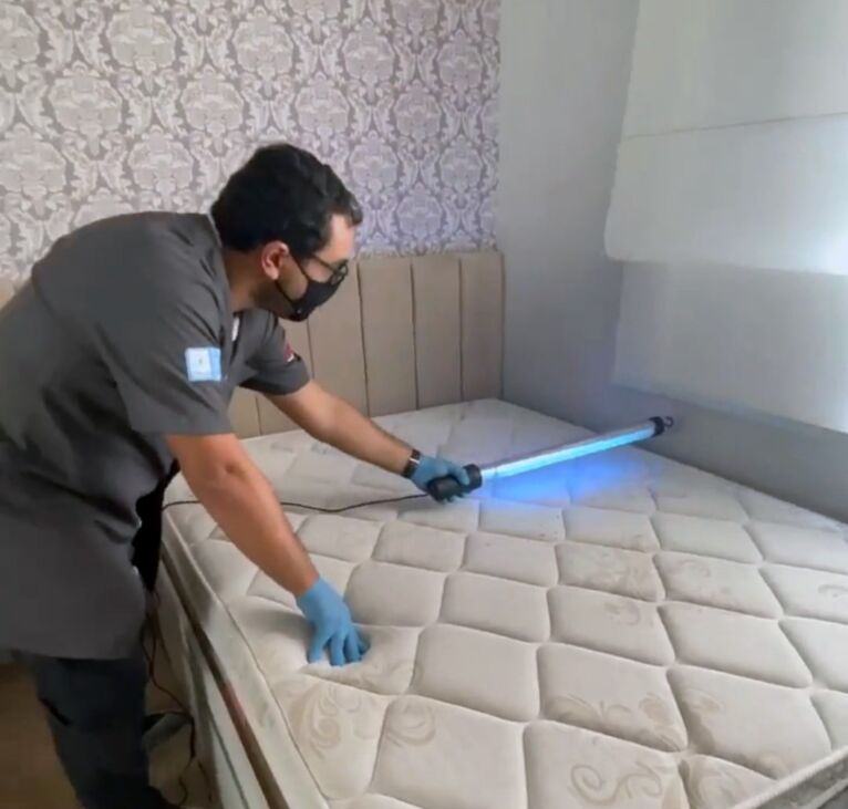 Limpeza de sofá - Desinfetando colchão com radiação com uv