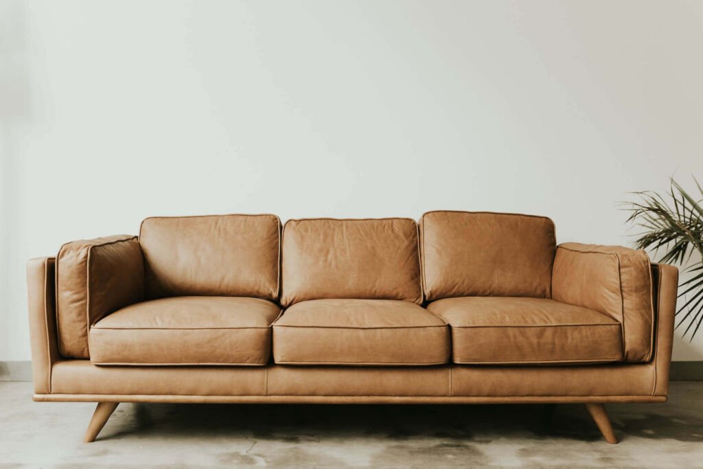 sofá de couro para realizar a limpeza